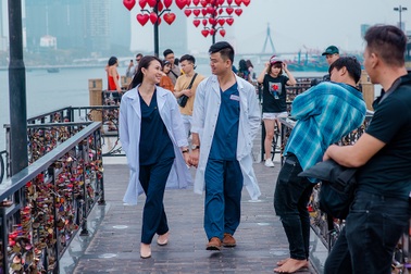 Cầu tình yêu dập dìu tình nhân ngày Valentine