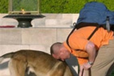 Thầy tu tẩy uế ngôi đền Bush đến thăm