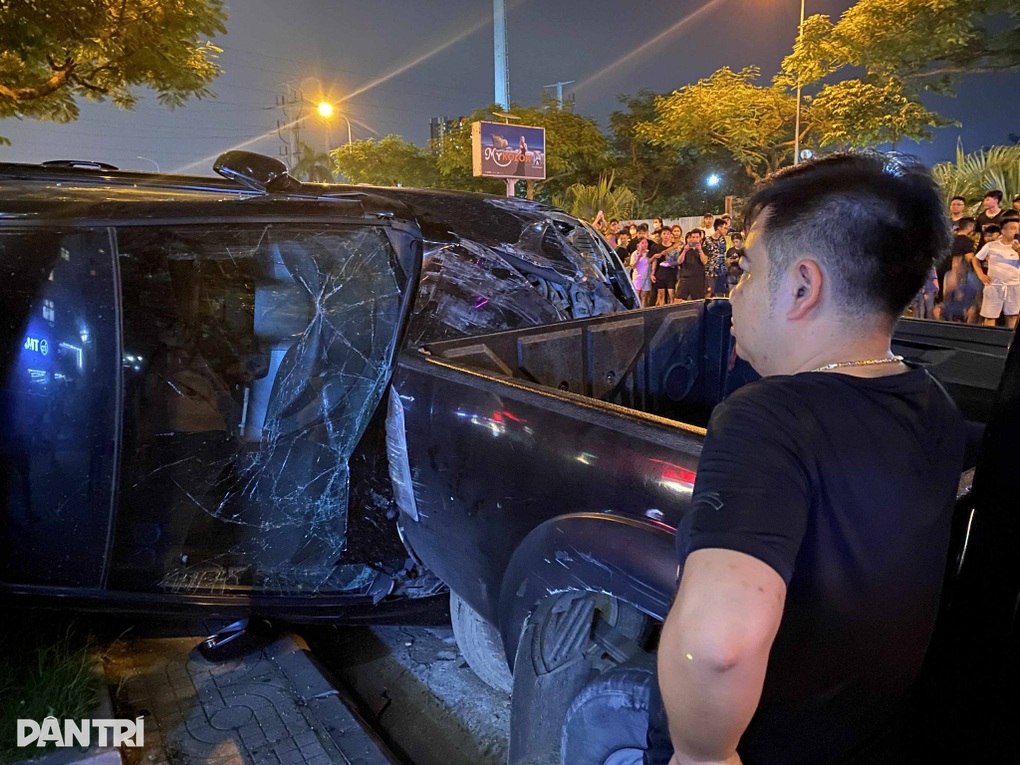 Hà Nội: Ô tô tông liên hoàn 2 xe con và 1 xe máy, 1 người tử vong - 2 Hà Nội: Ô tô tông liên hoàn 2 xe con và 1 xe máy, 1 người tử vong - 2