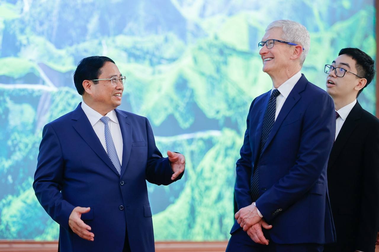 Thủ tướng Phạm Minh Chính trò chuyện với ông Tim Cook, CEO Apple đang có chuyến thăm Việt Nam (Ảnh: Đoàn Bắc).