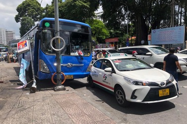 Xe buýt mất phanh, tông 2 ô tô rồi lao lên vỉa hè