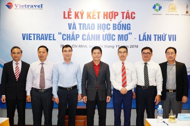 Vietravel ký kết thoả thuận hợp tác với 5 trường ĐH và trao học bổng “Chắp cánh ước mơ”