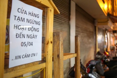 Quán xá Hà Nội "cửa đóng then cài", đìu hiu trong dịch Covid-19