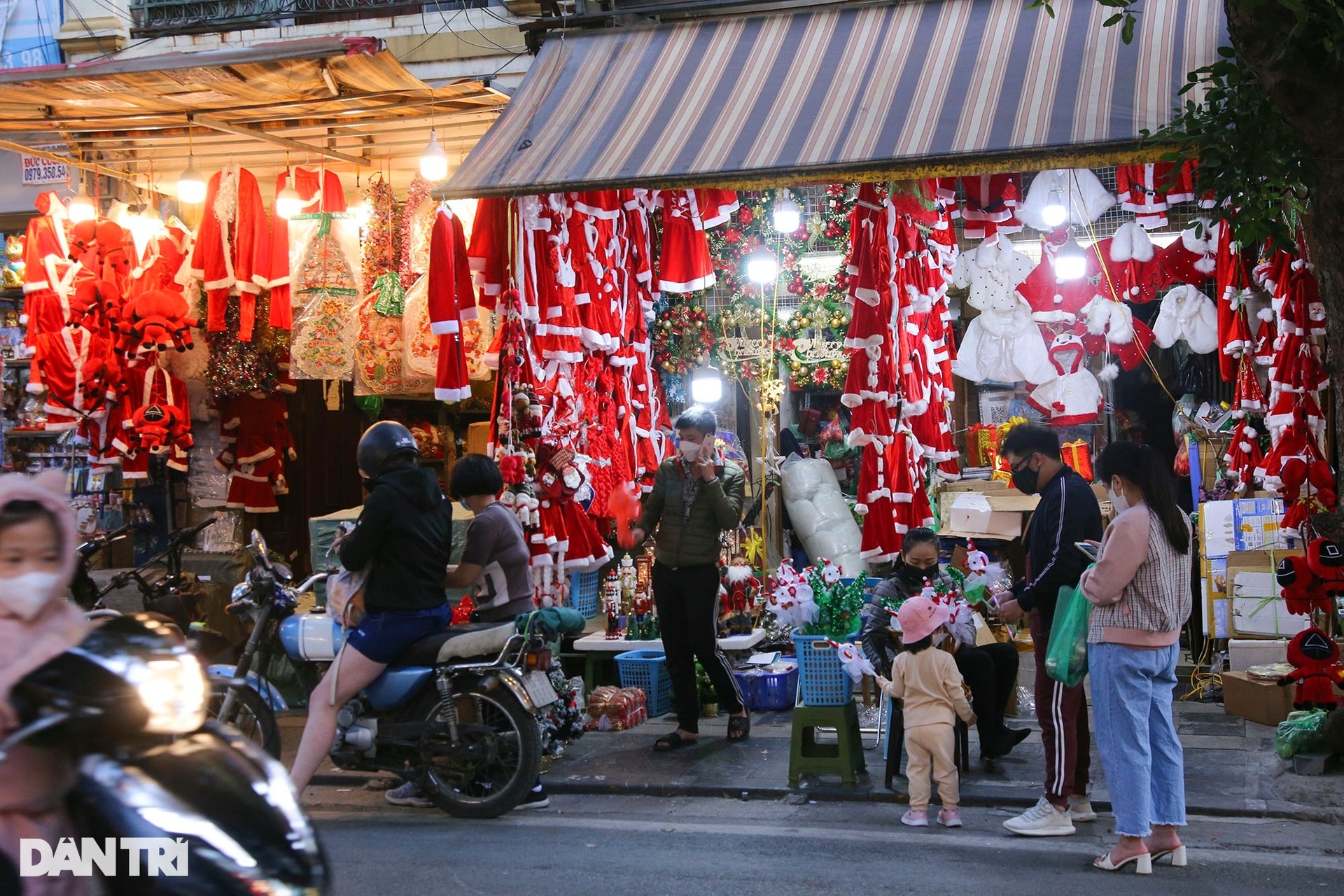 Đông nghịt người đổ về Hàng Mã mua sắm đón Noel 2021 - 15 Đông nghịt người đổ về Hàng Mã mua sắm đón Noel 2021 - 15