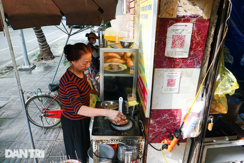 Bà chủ Hà Nội bán bánh mì bằng chảo Liên Xô thời bao cấp, hơn 40 năm tuổi - 6 Bà chủ Hà Nội bán bánh mì bằng chảo Liên Xô thời bao cấp, hơn 40 năm tuổi - 6