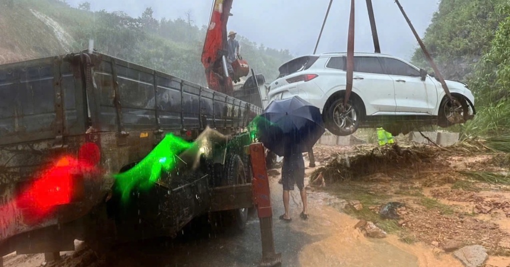 Mưa lớn gây ngập lụt, nhiều tuyến giao thông Bắc - Nam qua Huế tê liệt - 3 Mưa lớn gây ngập lụt, nhiều tuyến giao thông Bắc - Nam qua Huế tê liệt - 3