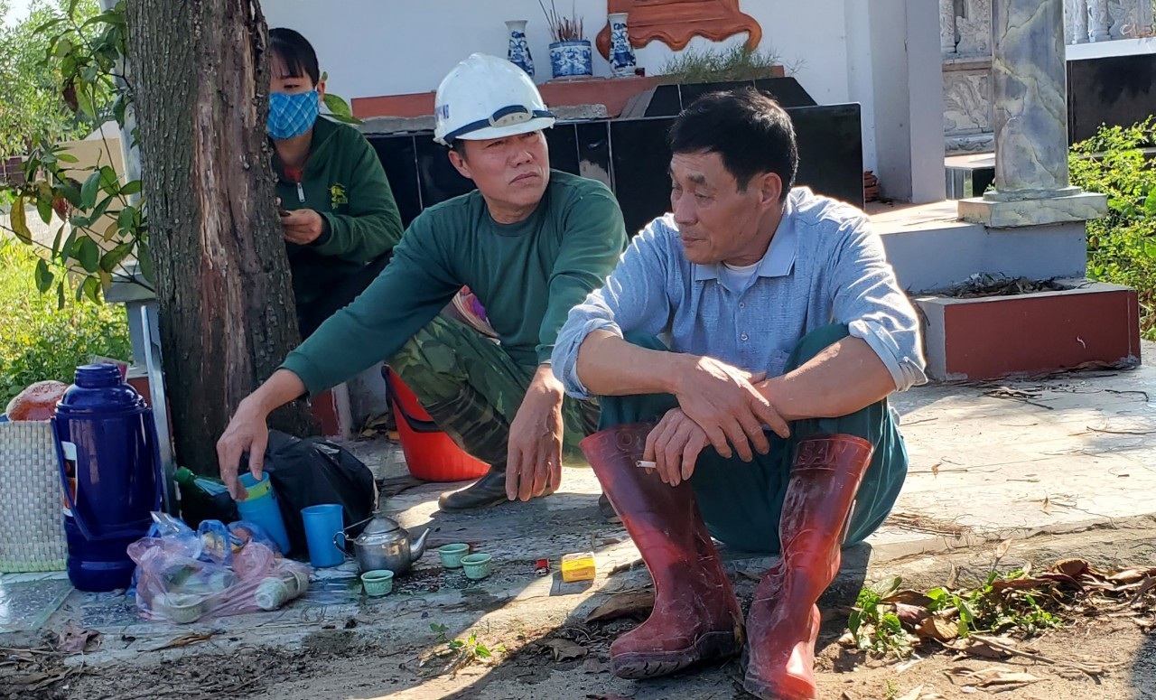 Đêm cuối năm với người làm nghề bốc mộ thuê - 8 Đêm cuối năm với người làm nghề bốc mộ thuê - 8