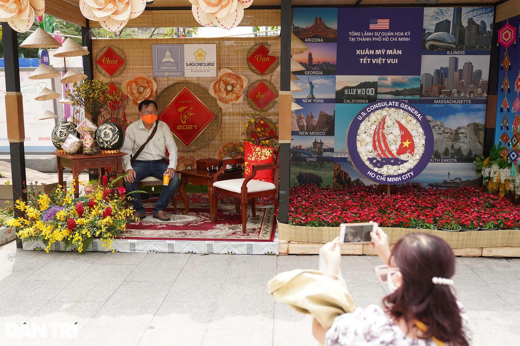 Người Sài Gòn đo thân nhiệt, đeo khẩu trang check-in đường hoa Nguyễn Huệ - 10 Người Sài Gòn đo thân nhiệt, đeo khẩu trang check-in đường hoa Nguyễn Huệ - 10