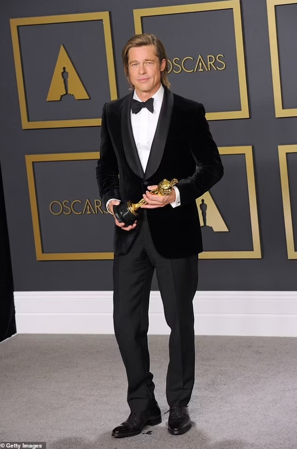 Tài tử Brad Pitt lại gây sốt với phong cách đẹp trai cổ điển - 4 Tài tử Brad Pitt lại gây sốt với phong cách đẹp trai cổ điển - 4