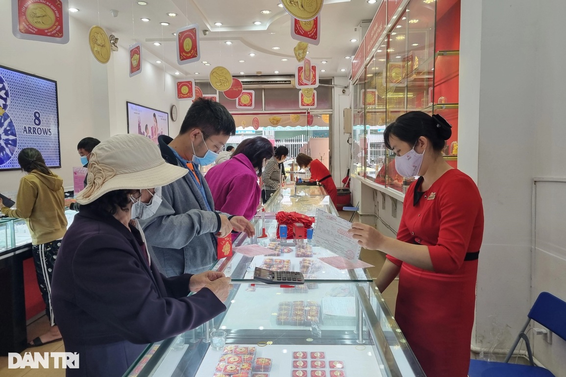Người dân Đà Nẵng, Hà Tĩnh dậy từ 5h sáng, chờ mua 5 phân, 1 chỉ vàng - 5 Người dân Đà Nẵng, Hà Tĩnh dậy từ 5h sáng, chờ mua 5 phân, 1 chỉ vàng - 5