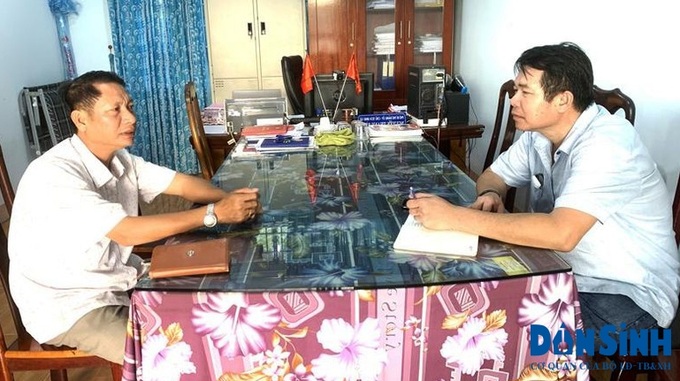 Chủ tịch UBND xã Ea Uy Nguyễn Thanh Bình (bên trái) làm việc với PV