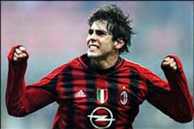 Kaka gia hạn hợp đồng với Milan