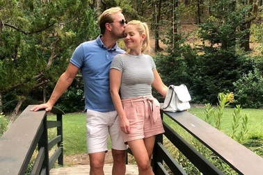 Nữ diễn viên Candace Cameron Bure đáp trả chỉ trích về bức ảnh “nhạy cảm”