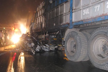 Xe tải đâm 6 xe con, 4 người chết tại chỗ