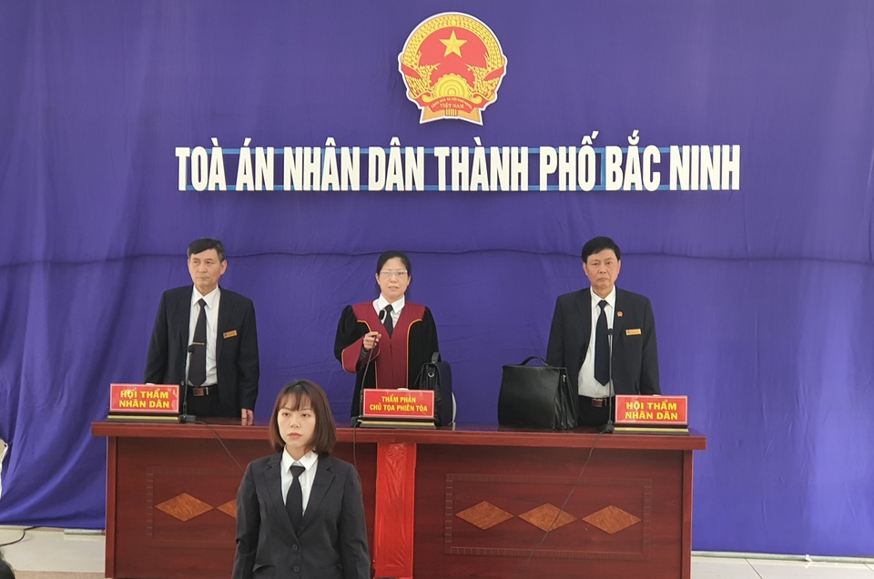 Xét xử Giám đốc rút súng đe dọa giết người - 4 Xét xử Giám đốc rút súng đe dọa giết người - 4