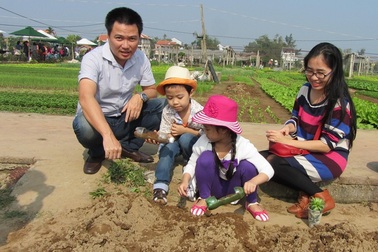 Du khách hào hứng với Hội chợ Xanh ở làng rau Trà Quế