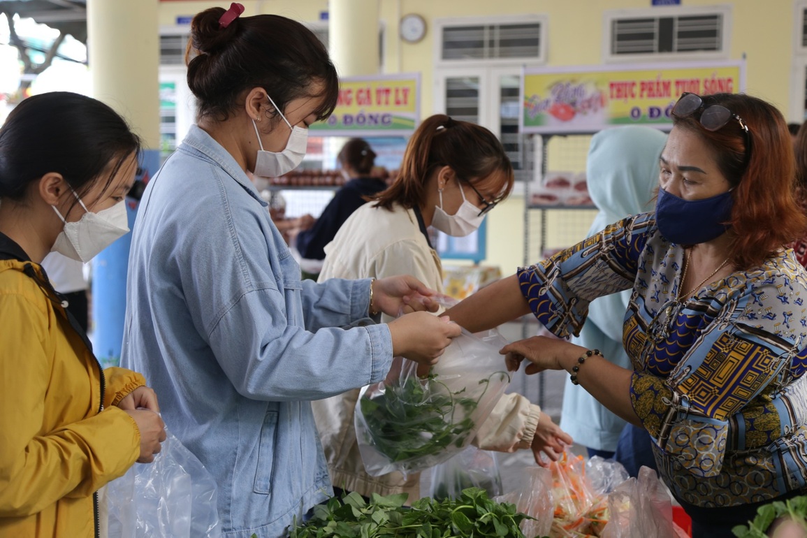 Chợ 0 đồng dìu sinh viên vượt qua khó khăn - 3 Chợ 0 đồng dìu sinh viên vượt qua khó khăn - 3