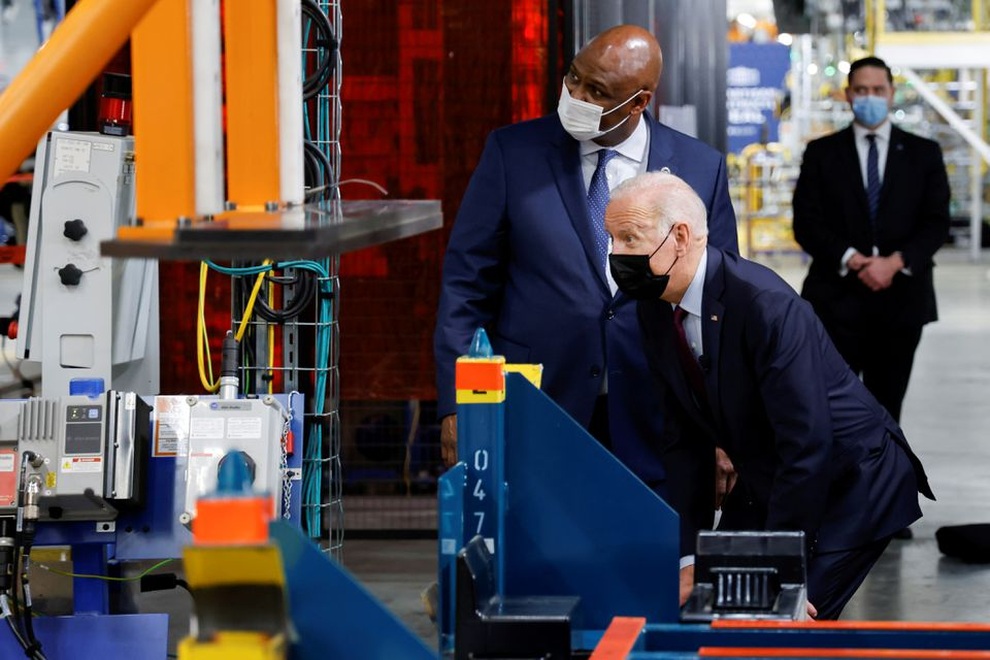Tổng thống Biden đích thân cầm lái xe hơi chở mật vụ Mỹ - 4 Tổng thống Biden đích thân cầm lái xe hơi chở mật vụ Mỹ - 4