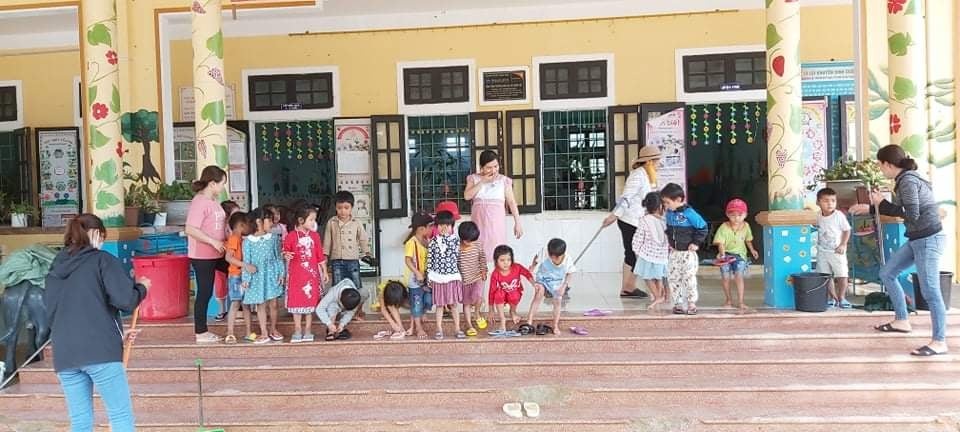 Trường học bị đất vùi lấp, sau một tháng học sinh mới được đến lớp - 1 Trường học bị đất vùi lấp, sau một tháng học sinh mới được đến lớp - 1