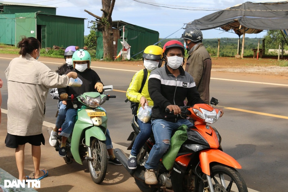 Người dân Đắk Nông nấu nồi bắp 0 đồng phục vụ bà con đi đường về quê - 7 Người dân Đắk Nông nấu nồi bắp 0 đồng phục vụ bà con đi đường về quê - 7
