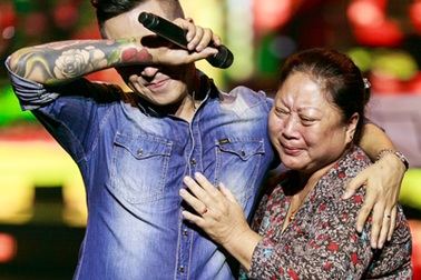 Ca sỹ Tuấn Hưng ôm mẹ khóc nức nở trên sân khấu