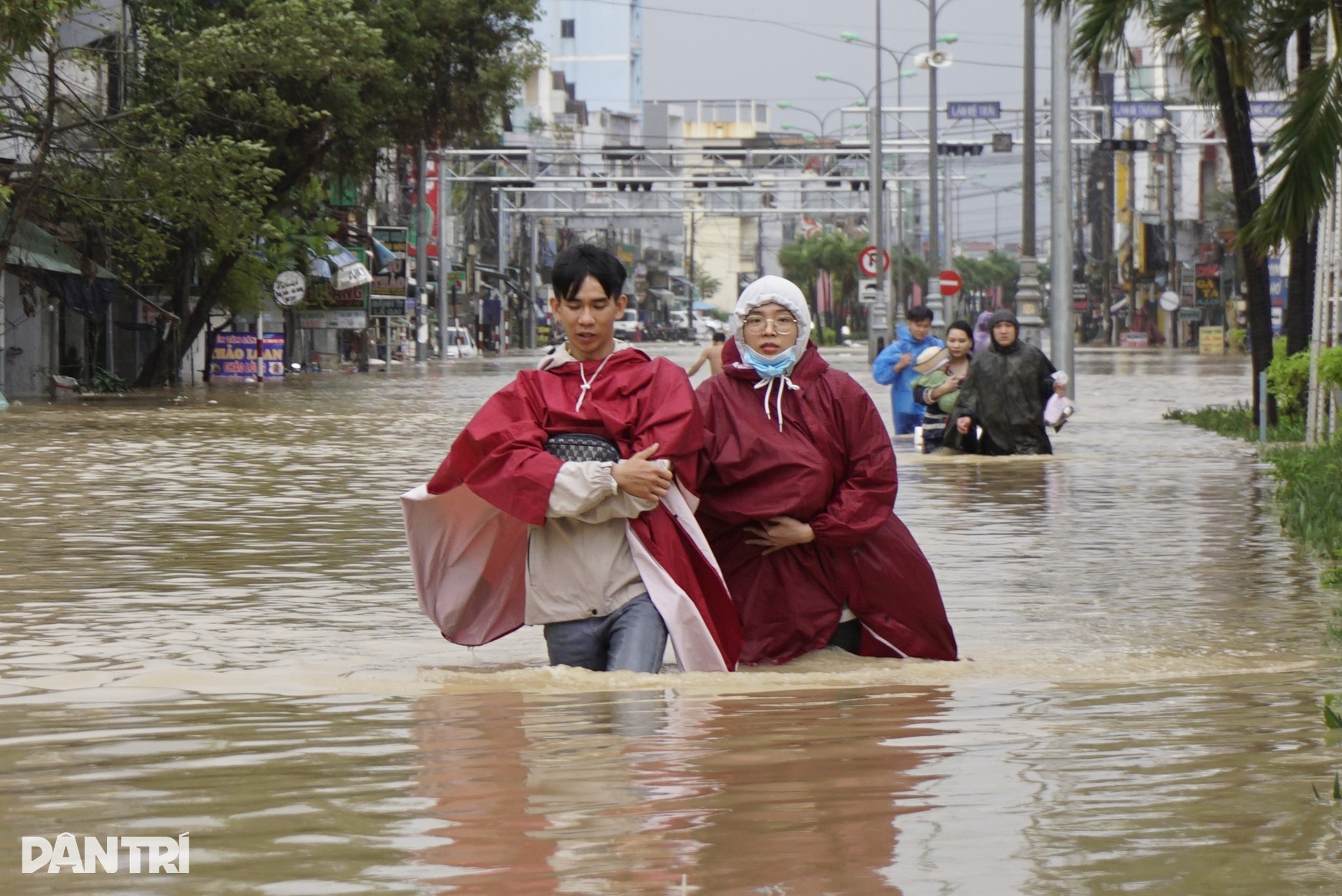 Người dân Gia Lai vật lộn giữa lũ lịch sử, đưa bò đến trụ sở xã trú - 7 Người dân Gia Lai vật lộn giữa lũ lịch sử, đưa bò đến trụ sở xã trú - 7