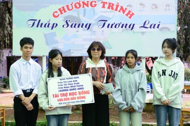 Gần 1 tỷ đồng tiếp sức tân sinh viên đến trường