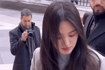 Khoảnh khắc tóc bay, mặt "mộc" của Song Hye Kyo hút hàng triệu người