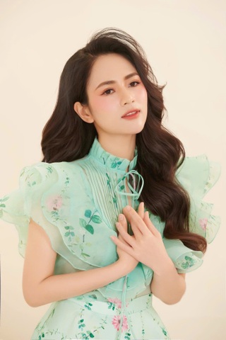 Việt Hoa U30: Nhan sắc xinh đẹp, phong cách thời trang thanh lịch - 9