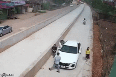 Đầu năm nói chuyện mở cửa xe ô tô: Không chỉ là văn hóa giao thông!