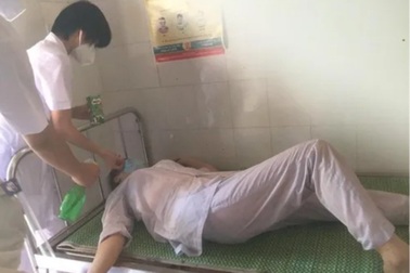 Bắc Ninh: Kiệt sức, ba nữ nhân viên y tế ngất xỉu ở ổ dịch Thuận Thành
