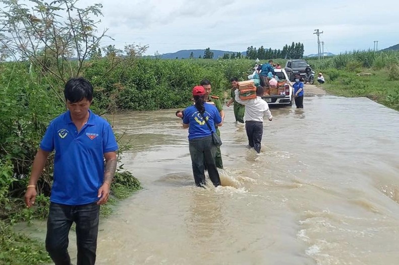 Mưa lớn nhấn chìm nhiều ngầm tràn, gần 400 hộ dân bị cô lập - 2