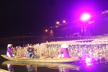Những hình ảnh tác nghiệp xuyên ngày đêm tại Festival Huế 2012