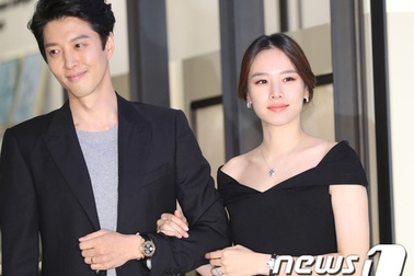 Lee Dong Gun tháp tùng vợ bầu đi dự sự kiện