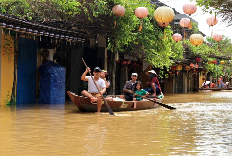 Phố biến thành sông, du khách đổ xô về Hội An đi thuyền ngắm phố - 9 Phố biến thành sông, du khách đổ xô về Hội An đi thuyền ngắm phố - 9