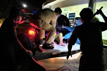 CSGT đưa cụ bà 86 tuổi đi cấp cứu