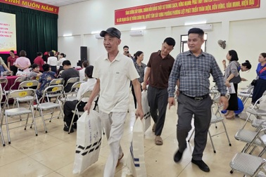 Tâm sự phía sau những hình ảnh người dân nhận bao tải tiền đền bù ở Hà Nội