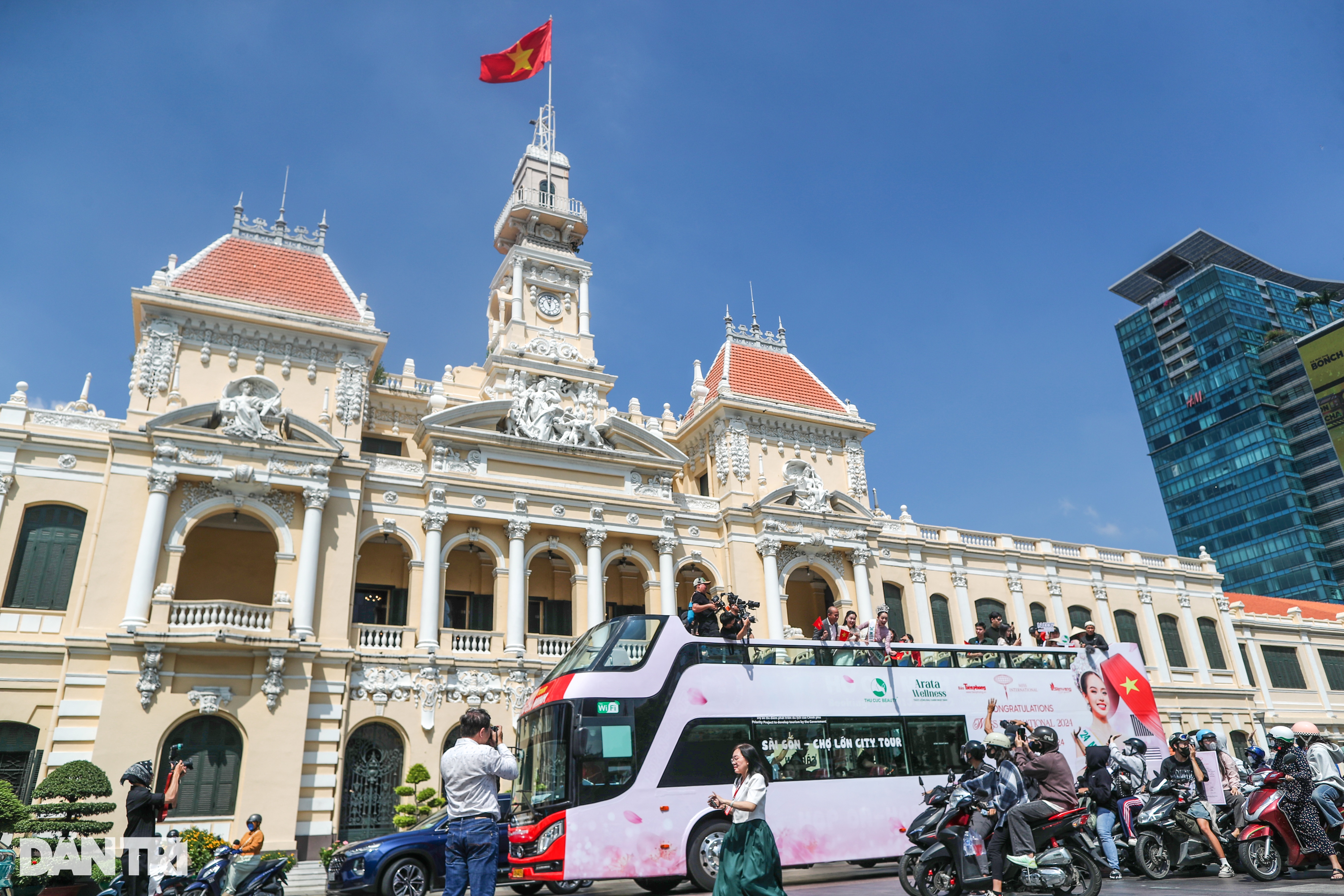 View - Hoa hậu Thanh Thủy đi xe buýt 2 tầng, người hâm mộ chạy xe máy theo reo hò | Báo Dân trí