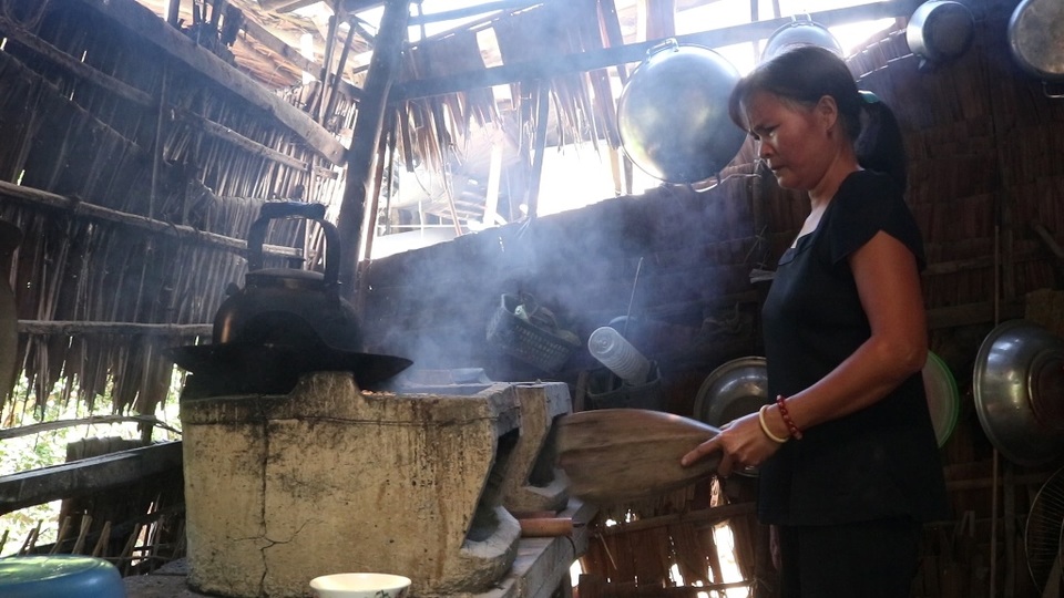 Rớt nước mắt cảnh bé gái bệnh động kinh, co giật mà không tiền chữa trị - 2 Rớt nước mắt cảnh bé gái bệnh động kinh, co giật mà không tiền chữa trị - 2