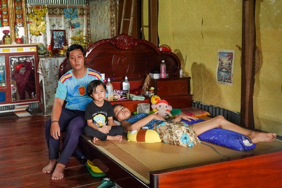 Gia đình "trời đày", cha mất vì ung thư, mẹ tiểu đường phải cắt chân