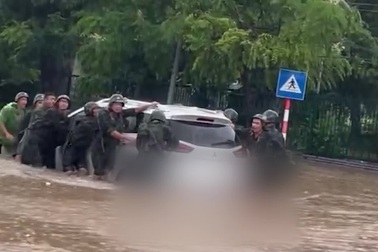 Ô tô mắc kẹt giữa nước ngập ở Hà Nội, chiến sĩ bộ đội giúp đỡ tài xế