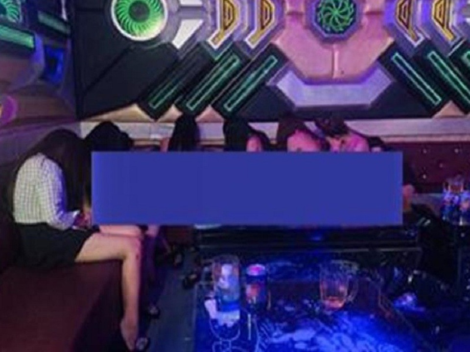 Nhiều nữ tiếp viên múa thoát y trong quán karaoke - 1 Nhiều nữ tiếp viên múa thoát y trong quán karaoke - 1
