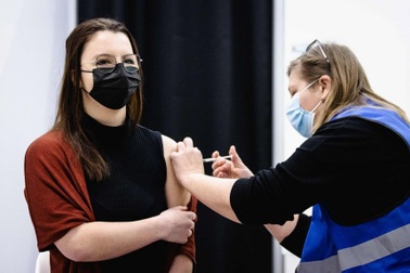 Hà Lan, Ireland tạm ngừng sử dụng vắc xin Covid-19 của AstraZeneca