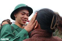 Tân binh lau nước mắt cho mẹ: "Con đi bộ đội mẹ phải vui, sao lại khóc"