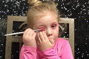 Bé gái 5 tuổi có clip trang điểm thu hút hàng nghìn lượt xem