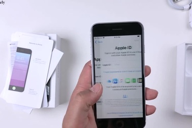 Mở hộp iPhone SE - Smartphone cỡ nhỏ tốt nhất năm 2020