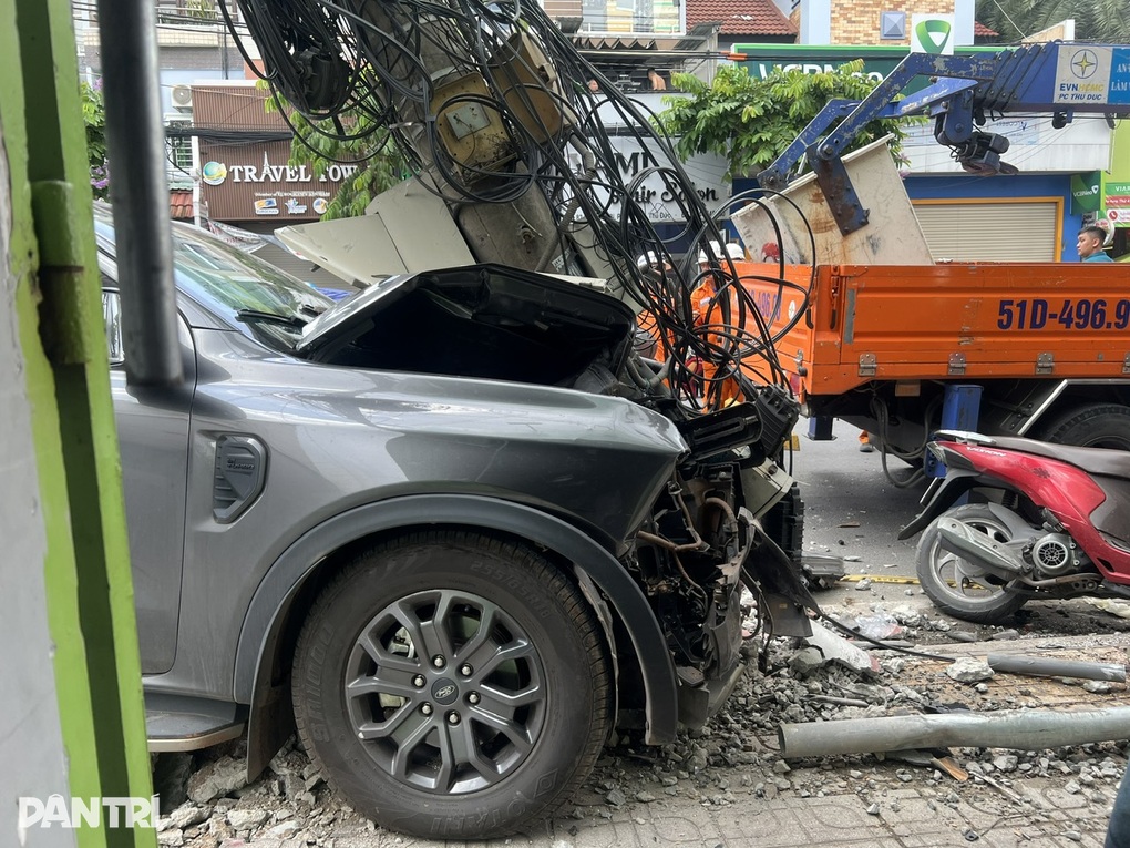 Xe bán tải húc gãy cột điện ở TPHCM, tài xế thiệt mạng - 3 Xe bán tải húc gãy cột điện ở TPHCM, tài xế thiệt mạng - 3