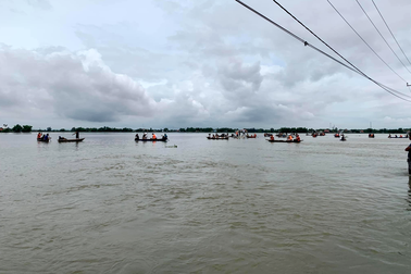 Dọn lũ trong nhà, hai mẹ con bị điện giật tử vong