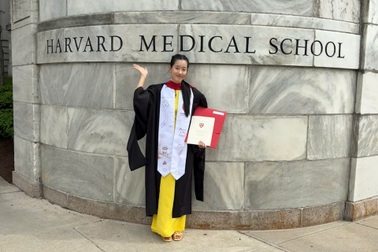 Món quà tặng ba mẹ của nữ sinh đạt GPA tuyệt đối đại học Y thuộc Harvard