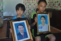 Bố mẹ lần lượt qua đời, hai đứa trẻ bơ vơ bên bà nội già yếu